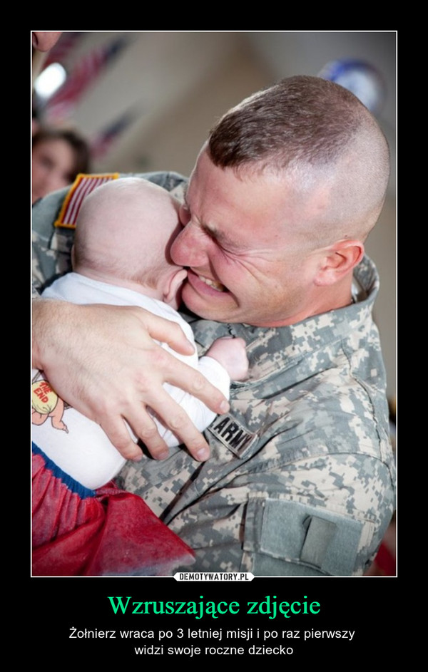 Wzruszające zdjęcie – Żołnierz wraca po 3 letniej misji i po raz pierwszy widzi swoje roczne dziecko 