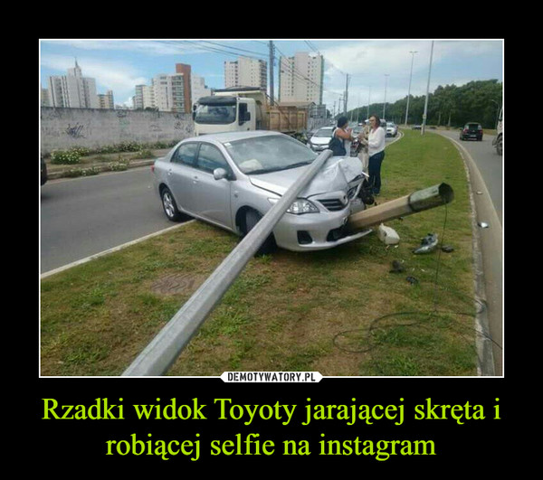 Rzadki widok Toyoty jarającej skręta i robiącej selfie na instagram –  