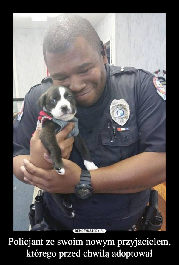 Policjant ze swoim nowym przyjacielem, którego przed chwilą adoptował –  