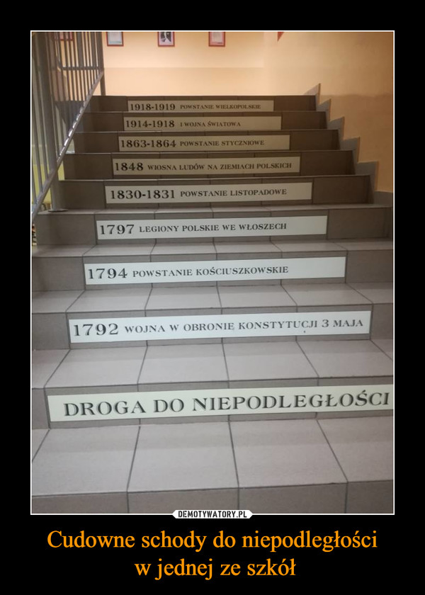 Cudowne schody do niepodległości w jednej ze szkół –  