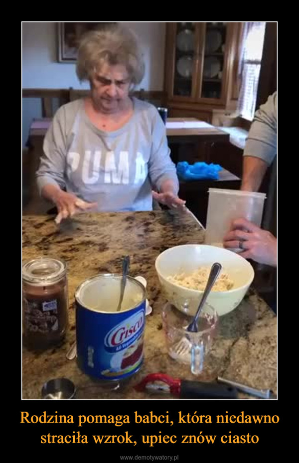 Rodzina pomaga babci, która niedawno straciła wzrok, upiec znów ciasto –  
