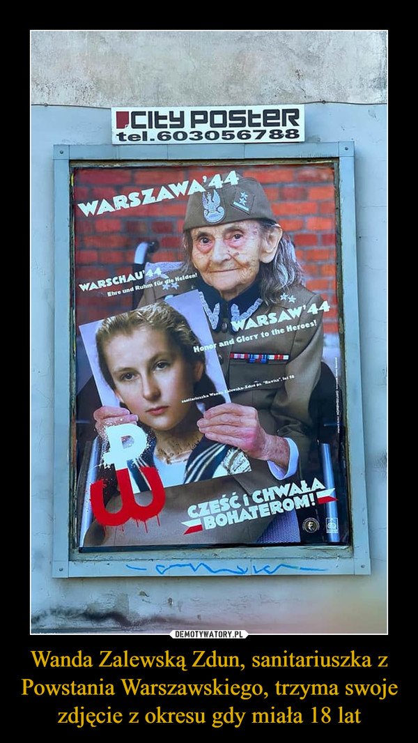 Wanda Zalewską Zdun, sanitariuszka z Powstania Warszawskiego, trzyma swoje zdjęcie z okresu gdy miała 18 lat –  