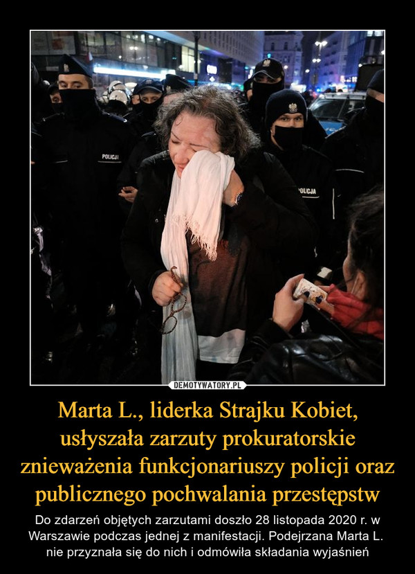 Marta L., liderka Strajku Kobiet, usłyszała zarzuty prokuratorskie znieważenia funkcjonariuszy policji oraz publicznego pochwalania przestępstw – Do zdarzeń objętych zarzutami doszło 28 listopada 2020 r. w Warszawie podczas jednej z manifestacji. Podejrzana Marta L. nie przyznała się do nich i odmówiła składania wyjaśnień 