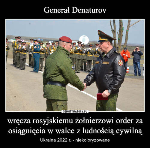 Generał Denaturov wręcza rosyjskiemu żołnierzowi order za osiągnięcia w walce z ludnością cywilną