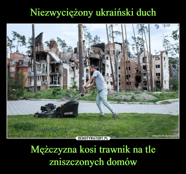 Mężczyzna kosi trawnik na tle zniszczonych domów –  