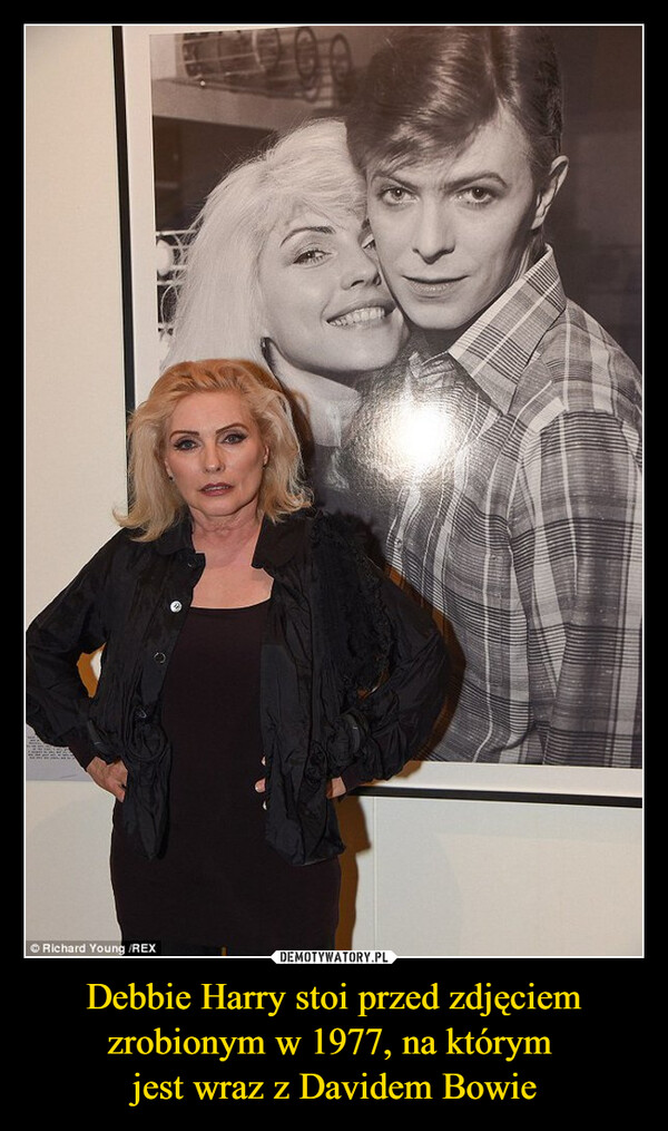 Debbie Harry stoi przed zdjęciem zrobionym w 1977, na którym 
jest wraz z Davidem Bowie