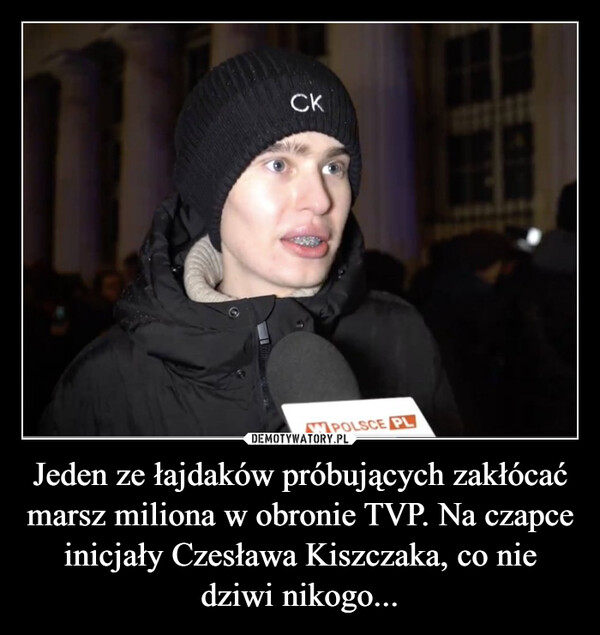 Jeden ze łajdaków próbujących zakłócać marsz miliona w obronie TVP. Na czapce inicjały Czesława Kiszczaka, co nie dziwi nikogo... –  CKW POLSCE PL